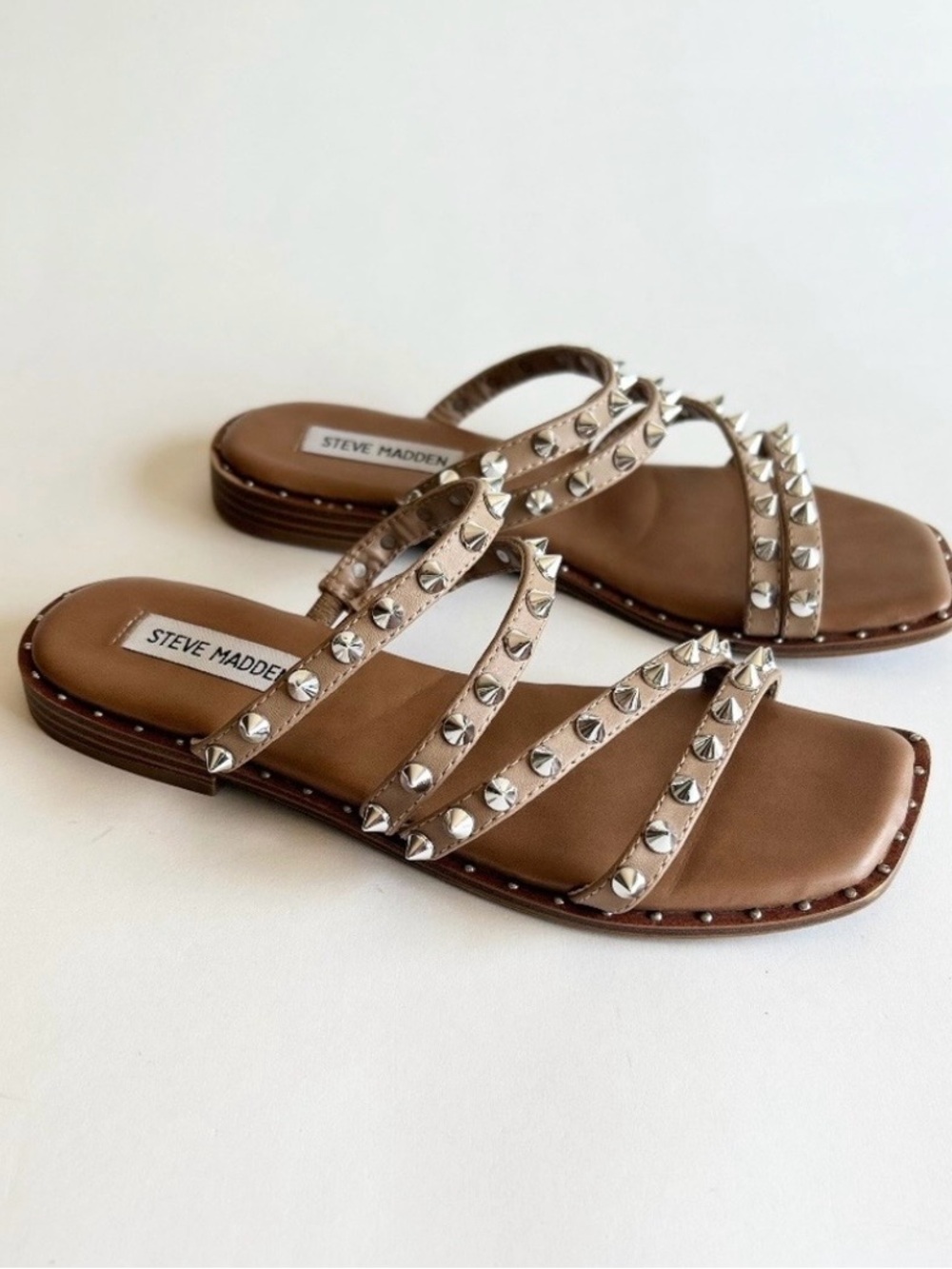 Steve Madden Tan Man Made Leather Rubber Outsole Silver Metal Flip Flops size6.5